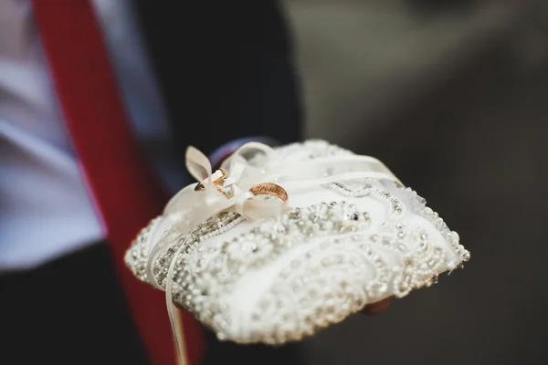 Anéis luxuosos na igreja. Cerimônia de casamento — Fotografia de Stock