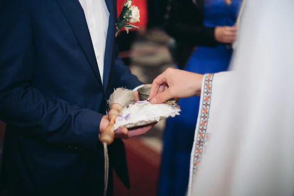 Πολυτελές δαχτυλίδια στην εκκλησία. Γαμήλια τελετή — Φωτογραφία Αρχείου
