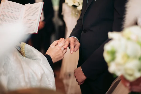 新婚夫婦が教会で結婚指輪をドレスアップします。 — ストック写真