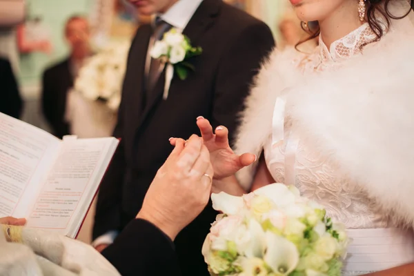 Novomanželé šaty snubní prsten v kostele — Stock fotografie