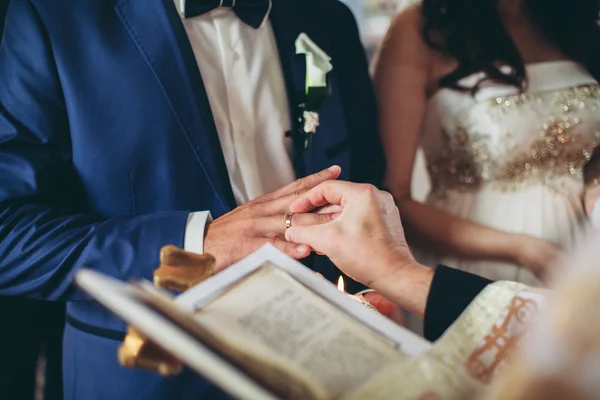 Recém-casados vestido anel de casamento na igreja — Fotografia de Stock