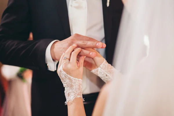 Recién casados vestido anillo de bodas en la iglesia — Foto de Stock