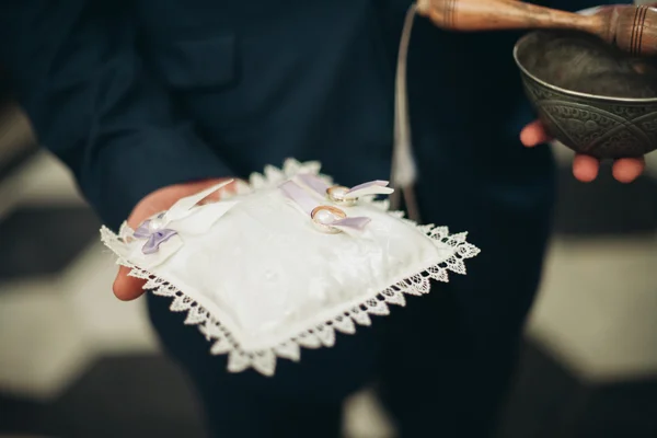 Luxurious rings in the church. Wedding ceremony — Stock Photo, Image