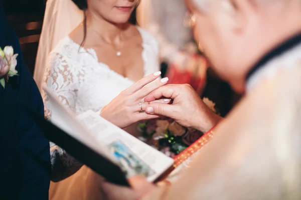 新婚夫婦が教会で結婚指輪をドレスアップします。 — ストック写真
