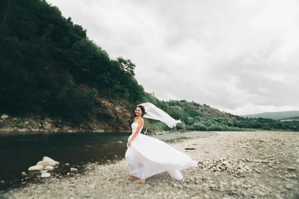 Chica, modelo, novia en un fondo del río y las montañas. Retrato de belleza —  Fotos de Stock