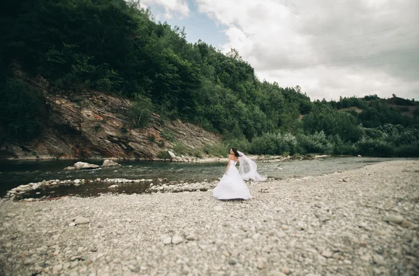 Ragazza, modella, sposa sullo sfondo del fiume e delle montagne. Ritratto bellezza — Foto Stock