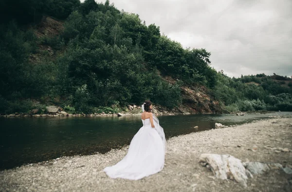 Fille, mannequin, mariée sur un fond de rivière et de montagnes. Portrait beauté — Photo