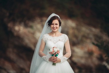 Kız, modeli, nehir ve dağ bir arka plan üzerine gelin. Güzellik Portresi