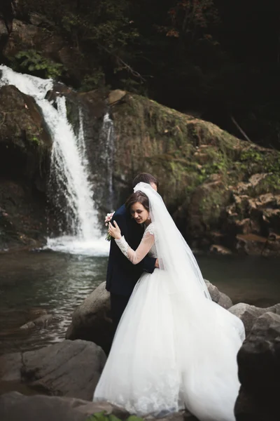 아름 다운 결혼식 한 쌍의 아름 다운 산에 강 돌에 머물 — 스톡 사진