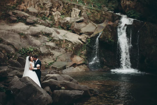 아름 다운 결혼식 한 쌍의 아름 다운 산에 강 돌에 머물 — 스톡 사진