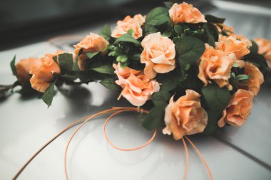 Oldukça iyi düğün buket araba üzerinde çeşitli çiçek