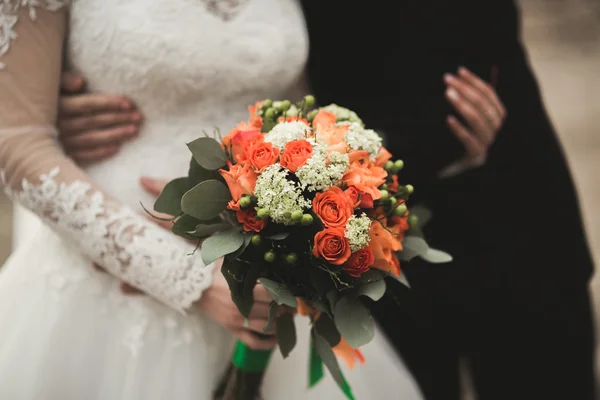 Ziemlich gute Hochzeit Strauß von verschiedenen Blumen in der Hand — Stockfoto