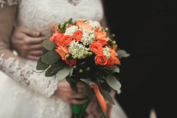 Elég jó esküvői csokor különböző virág a kézben — Stock Fotó