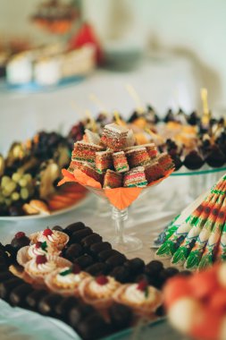 Farklı lezzetli tatlılar ve pastalar büfe masa üzerinde