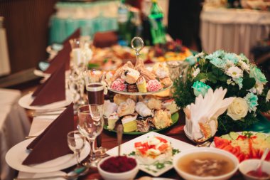 Farklı lezzetli tatlılar ve pastalar büfe masa üzerinde