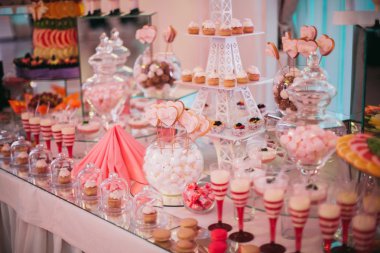 Farklı lezzetli tatlılar ve pastalar büfe masa üzerinde