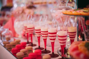 Farklı lezzetli tatlılar ve pastalar büfe masa üzerinde