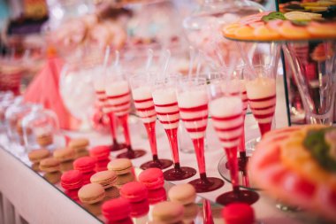 Farklı lezzetli tatlılar ve pastalar büfe masa üzerinde