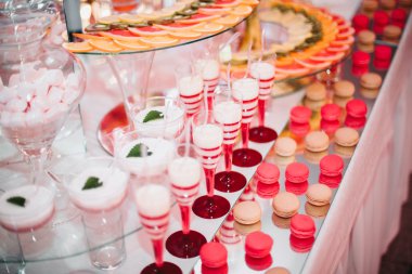 Farklı lezzetli tatlılar ve pastalar büfe masa üzerinde