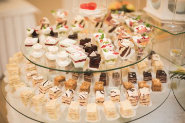 Farklı lezzetli tatlılar ve pastalar büfe masa üzerinde