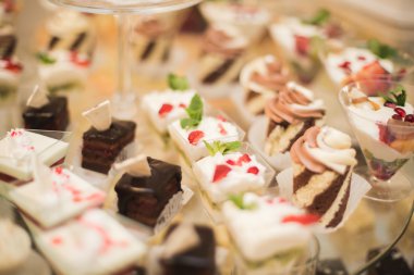 Farklı lezzetli tatlılar ve pastalar büfe masa üzerinde