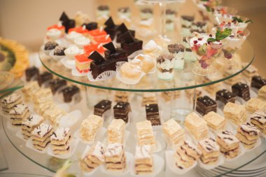 Farklı lezzetli tatlılar ve pastalar büfe masa üzerinde