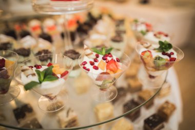 Farklı lezzetli tatlılar ve pastalar büfe masa üzerinde