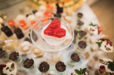 Farklı lezzetli tatlılar ve pastalar büfe masa üzerinde