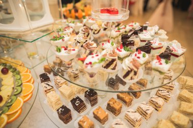 Farklı lezzetli tatlılar ve pastalar büfe masa üzerinde
