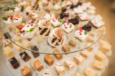 Farklı lezzetli tatlılar ve pastalar büfe masa üzerinde