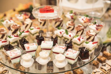 Farklı lezzetli tatlılar ve pastalar büfe masa üzerinde