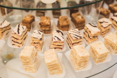 Farklı lezzetli tatlılar ve pastalar büfe masa üzerinde