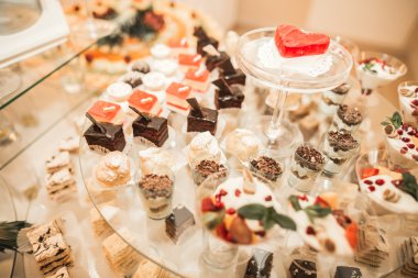 Farklı lezzetli tatlılar ve pastalar büfe masa üzerinde