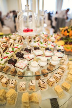 Farklı lezzetli tatlılar ve pastalar büfe masa üzerinde