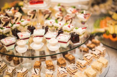 Farklı lezzetli tatlılar ve pastalar büfe masa üzerinde