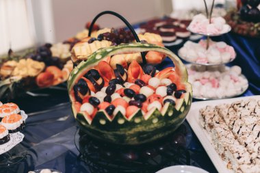 Çeşitli tatlı meyve büfesi masada dilimlenmiş.