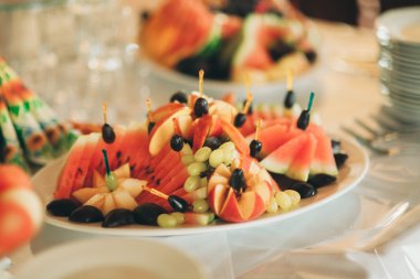 Çeşitli tatlı meyve büfesi masada dilimlenmiş.