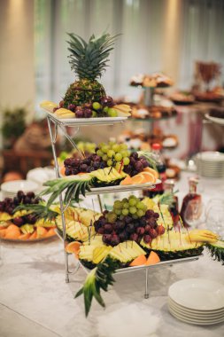 Çeşitli tatlı meyve büfesi masada dilimlenmiş.