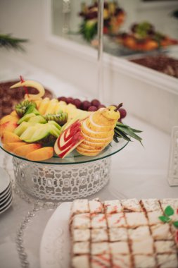 Çeşitli tatlı meyve büfesi masada dilimlenmiş.