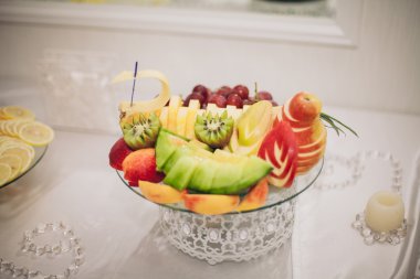 Çeşitli tatlı meyve büfesi masada dilimlenmiş.