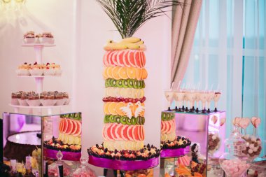 Çeşitli tatlı meyve büfesi masada dilimlenmiş.