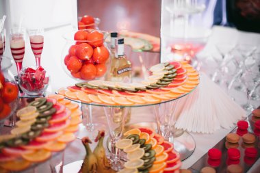 Çeşitli tatlı meyve büfesi masada dilimlenmiş.