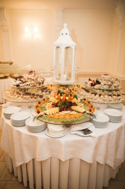 Çeşitli tatlı meyve büfesi masada dilimlenmiş.