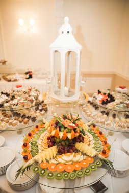 Çeşitli tatlı meyve büfesi masada dilimlenmiş.