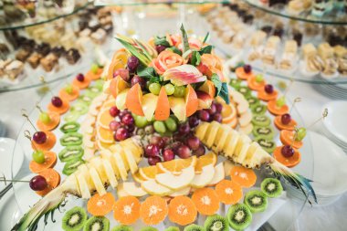 Çeşitli tatlı meyve büfesi masada dilimlenmiş.