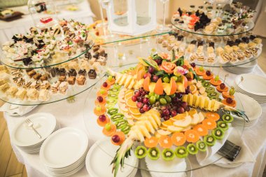 Çeşitli tatlı meyve büfesi masada dilimlenmiş.