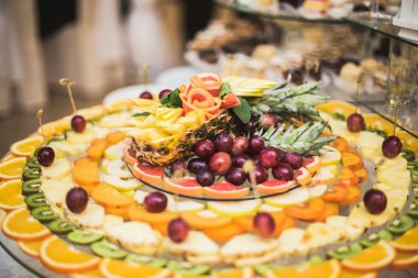 Çeşitli tatlı meyve büfesi masada dilimlenmiş.