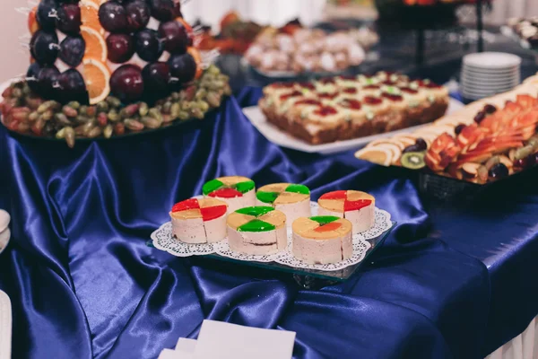 Różne pyszne desery i ciasta na stole — Zdjęcie stockowe