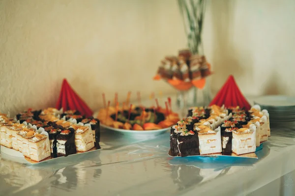 Différents desserts et gâteaux délicieux sur la table buffet — Photo