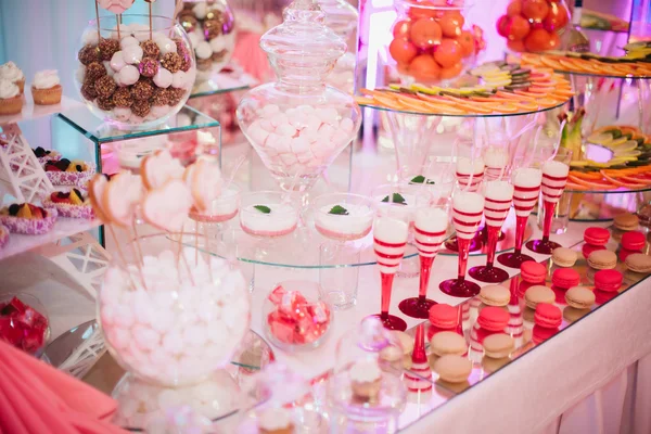 Verschiedene leckere Desserts und Kuchen auf dem Buffettisch — Stockfoto